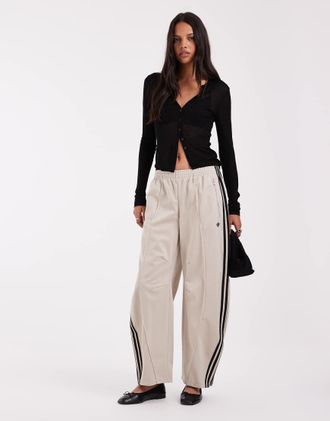 adidas Originals pantaloni della tuta Firebird a gamba bombata beige-Neutro
