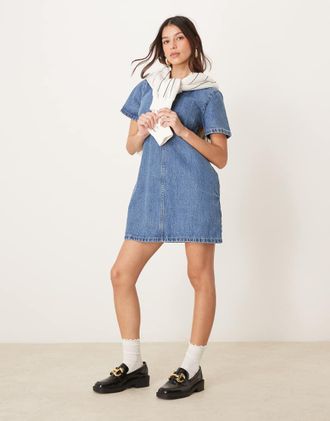 Abercrombie & Fitch Vestito corto in denim blu lavaggio medio girocollo a maniche corte