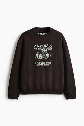 H&M Sweatshirt in Loose Fit - Dunkelbraun/Ramones