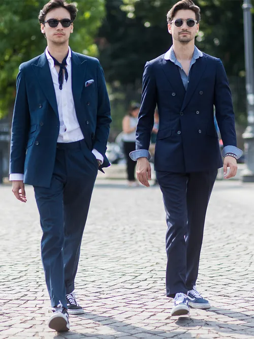 So kannst du deine Sneaker zum Anzug tragen