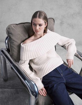 Monki Maglione lavorato oversize color bianco sporco m&eacute;lange con scollo alla Bardot