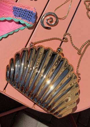 Billini Womens Shell Clutch Bag In Gold