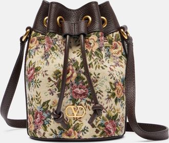 Valentino Garavani Secchiello VLogo Signature Small con pelle