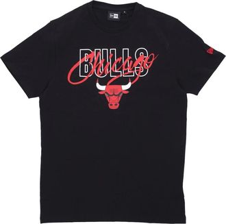 New Era Chicago Bulls Script Tee Zwart/Rood - Heren - Fitness - Zwart - L - Katoen - Fitness