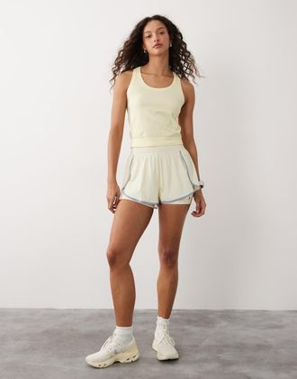 Sweaty Betty Pantaloncini 2 in 1 gialli con bordi a contrasto-Giallo