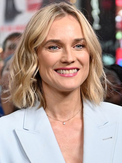 Diane Kruger mit einem hellblauen Blazer und gewelltem Bob.
