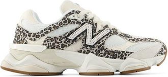 New Balance Unisex 9060 en Beige/Blanco, Gamuza/Malla, Talla 37.5