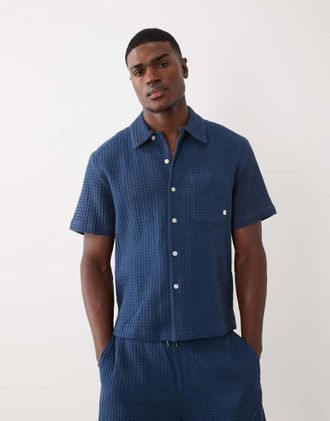 Farah Olsen - Camicia a maniche corte blu navy testurizzata con logo in coordinato