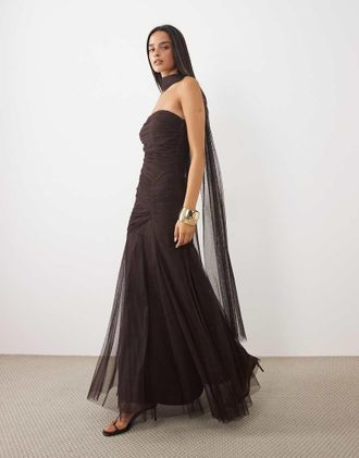 Lace & Beads vestito lungo maxi in rete senza spalline con arricciature e dettaglio foulard color prugna cioccolato-Marrone