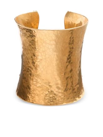 Valentino Garavani Cuffy hammered-pattern bracelet - women - Brass/Metal - M - Gold