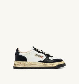 Autry MEDALIST LOW SUPER VINTAGE Autry x Maison MIHARA YASUHIRO General Scale. SNEAKERS IN WHITE AND BLACK LEATHER
