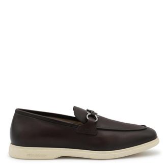 Ferragamo Mocasines planos marrones con detalle plateado - Shoes - Hombre - Marr&oacute;n - 39 EU