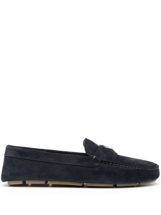 Prada ge&euml;mailleerde su&egrave;de loafers met driehoekig logo