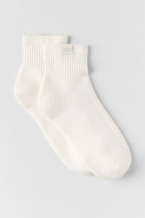 Alo | Quarter Crew Street Socks in Ivory White, Size: Medium