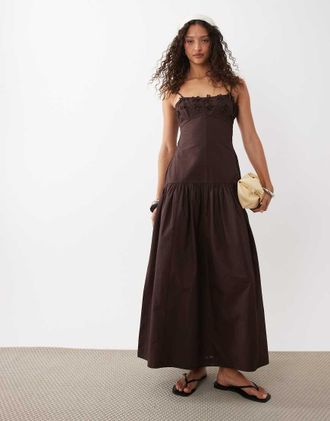 Asos Vestito lungo color cioccolato amaro con vita scesa e fiorellini-Marrone