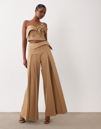 Asos Pantaloni sartoriali color talpa con dettaglio in vita in coordinato-Marrone