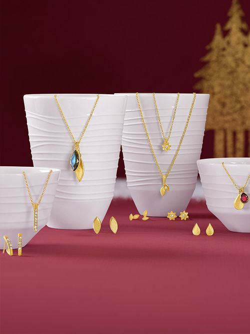 Weie Porzellantassen mit Goldschmuck von Bernd Wolf.