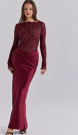 House of CB Yasmeen abito lungo drappeggiato in pizzo e satin color cabernet-Rosso