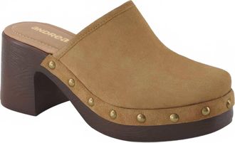 Andrea Womens Heeled Moccasin Clogs In Honey