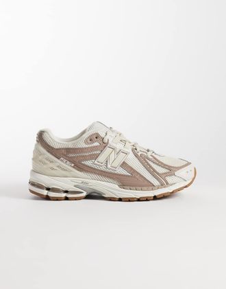 New Balance 1906 sneakers in bianco sporco e marrone