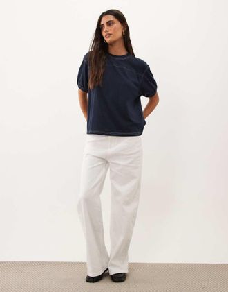 Good American T-shirt a maniche corte blu navy con cuciture a contrasto