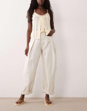 Asos Jeans casual a cilindro con pieghe sul davanti e tasche color ecru-Bianco