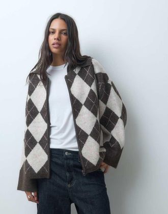 Pieces maglione lavorato a maglia premium effetto peloso con zip frontale e colletto, con motivo argyle marrone
