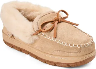 Dearfoams Fireside Gladstone Genuine Shearling Moccasin with Stitching in Sand at Nordstrom, Size 10