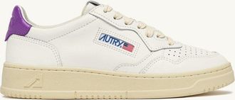 Autry MEDALIST LOW SNEAKERS IN WHITE LEATHER AND DEWBERRY