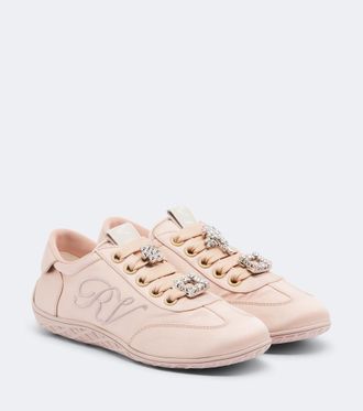 Roger Vivier Zapatillas Viv Low de sat&eacute;n con piel adornadas