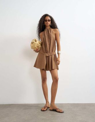 Topshop Vestito corto allacciato al collo marrone a righe con dettaglio con linguetta raccolto sul lato
