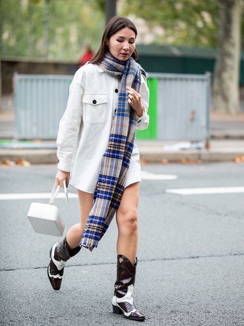 Streetstyle mit einer weißen Shacket und einem karrieten Schal.