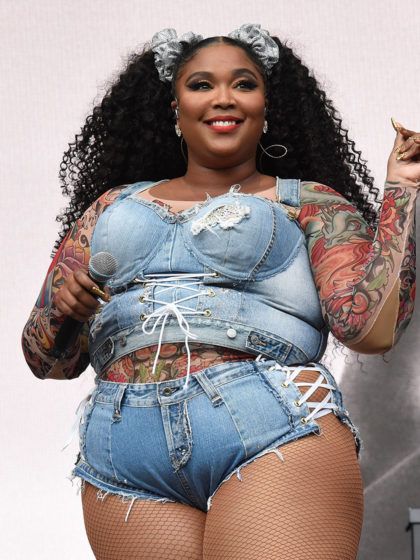 Lizzo looks incredible in her latest swimsuit snap