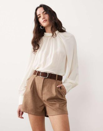 Mango Blusa accollata a maniche lunghe color crema con volant sul retro-Neutro