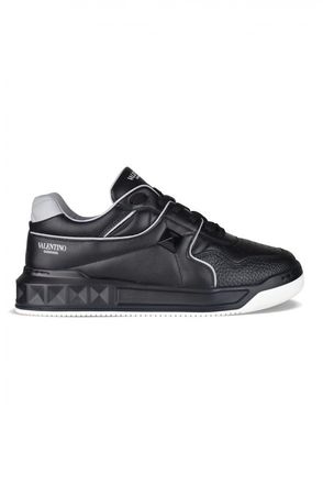 Valentino Garavani Sneakers met &eacute;&eacute;n stud Zwart
