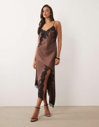 Nobody's Child Zaria - Vestito midi con spalline sottili in raso marrone con spacco sul davanti e finiture in pizzo