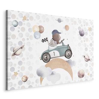 OEM Imagen - Competici&oacute;n Gal&aacute;ctica - Un Osito De Peluche Participando En Una Carrera De Coches Entre Planetas, Nubes Y Estrellas En Colores Pastel / Un Os