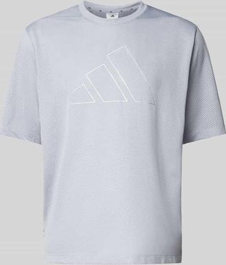 adidas T-Shirt mit Label-Print in Mittelgrau, Gr&ouml;&szlig;e XXL