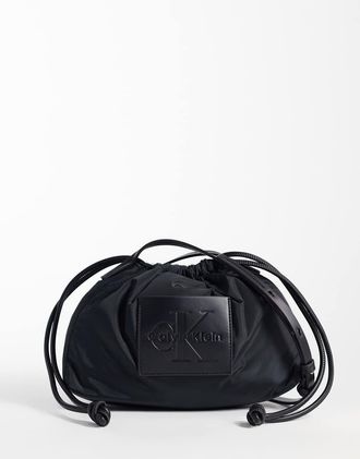 Calvin Klein Borsa a tracolla in nylon nera con coulisse e logo vistoso-Nero