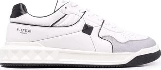 Valentino Garavani Maxi Stud Sneakers - Heren - Sneakers - Wit - 40 EU - Leer - Schoenen
