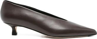 Aeyde Amelia pumps met 35mm kitten-hak en puntige neus - Bruin