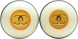 Chanel Orecchini CC a bottone in resina con chiusura a clip 1996 - Bianco