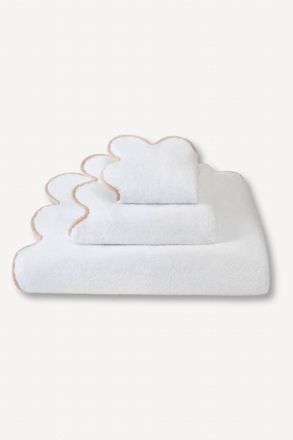 Kassatex Chairish Scallop Edge Bath Towel Collection In White/ Tan