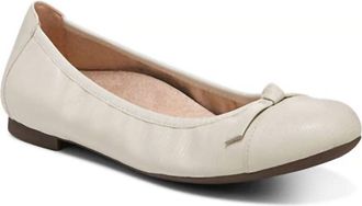 Vionic Womens Amorie Flat Shoes In Cream