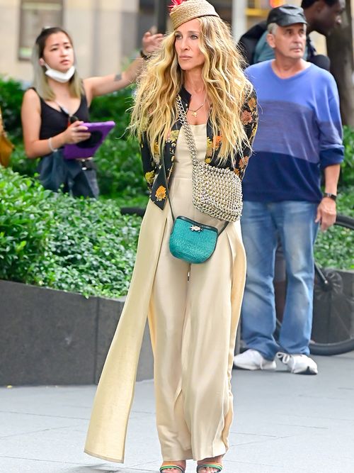 Sarah Jessica Parker mit einem cremefarbenen Jumpsuit und einem geblümten Blouson.