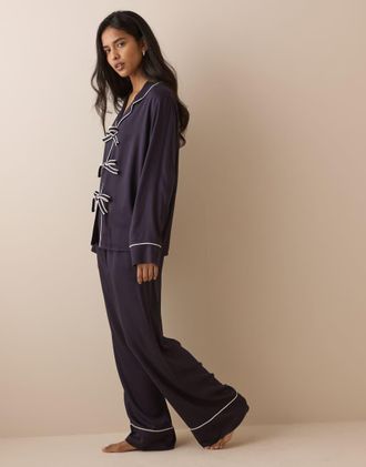 Nobody's Child completo pigiama con camicia e pantaloni con collo con dettaglio fiocco, blu navy-Marrone