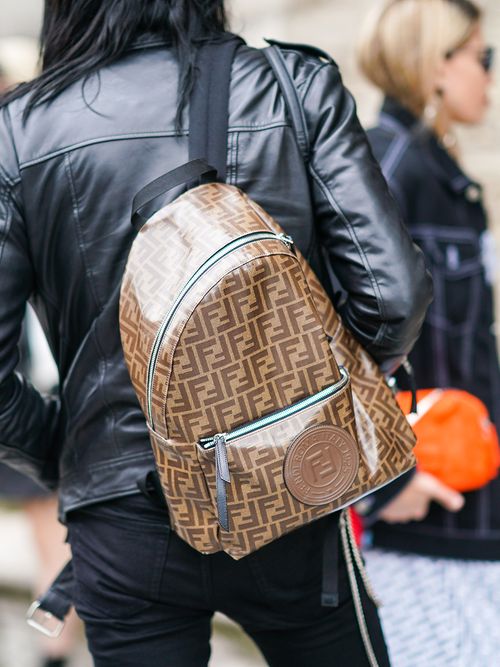 Meine Damen, holt eure Backpacks raus! Der Rucksack-Trend ist cooler als je zuvor. Und wer eine Fashionista sein will, muss jetzt Rücken haben!