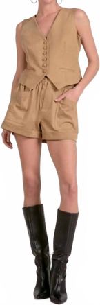 Elan Fitted Button Down Vest In Sand