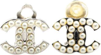 Chanel Orecchini a clip CC placcati in argento con perle sintetiche 2005