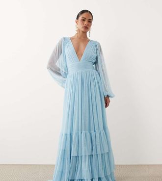 Lace & Beads Petite Madison - Vestito lungo da damigella blu tenue con scollo profondo e maniche trasparenti